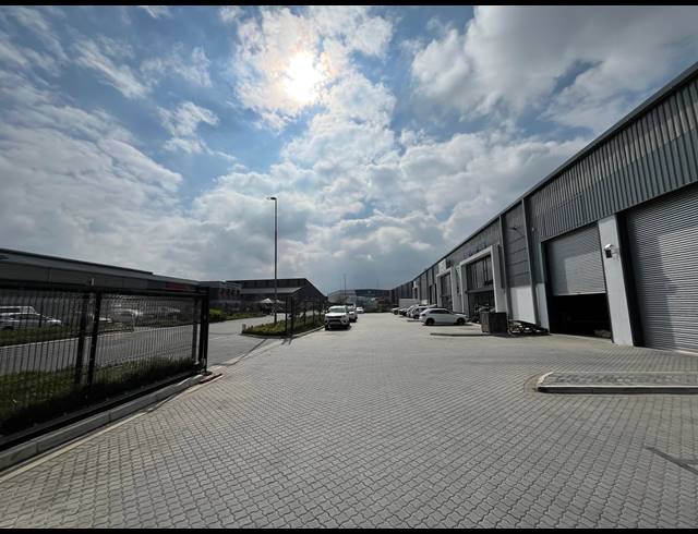 518M² WAREHOUSE TO LET IN STIKLAND INDUSTRIAL